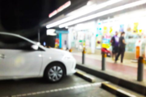 車でコンビニに寄った際、5分程度だったので「エンジン」をかけたままお店に入りました。友人から「6000円の罰金になるよ」と言われたのですが、本当でしょうか…？