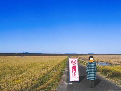 自宅庭の工事で、業者の車が道路をふさいでしまった…！ご近所にも迷惑がかかると思うのですが、法的に問題ないのでしょうか？