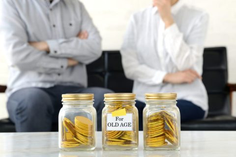 定年まで残り10年あります。貯金は「800万円」、退職金は「500万円」もらう予定です。あといくら貯めれば老後は安心でしょうか？