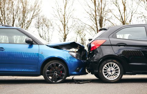 違法駐車をしている車への追突事故！この場合、「追突した側」と「違法駐車車両」のどちらが悪いの？