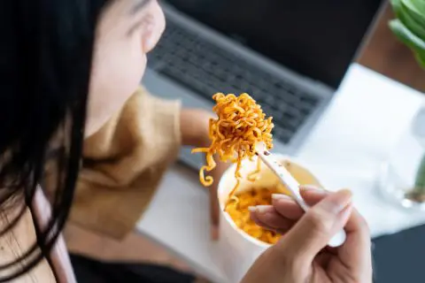 職場では毎日「カップラーメン」を食べています。お弁当を持参するよりも「節約」になっていますよね？