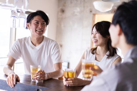 みんな月にどれだけ「飲み会」に行っているの？ 「1回あたりの費用」についても教えて！