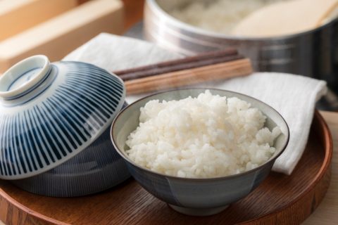 お米不足や価格高騰が怖く「買いだめ」をしようか悩んでいます…保存期限も考えるとどれくらい購入するのがいいでしょうか？