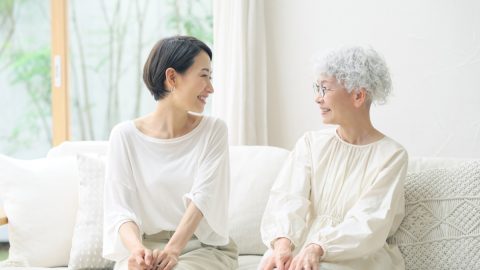 一人暮らしになった実家の母を扶養に入れようと考えています。税負担が軽くなるのですが、デメリットもあるのでしょうか？