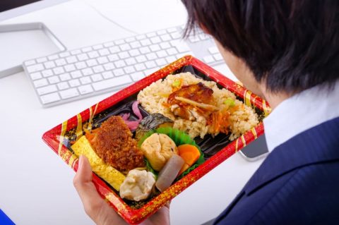 「700円」超えの「コンビニ弁当」を見かけたのですが、正直「高い」と思いました。こう感じるのは私だけではないですよね…？