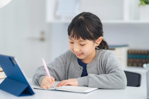 小学生の娘が「友だちがみんな私立中学を受験するから受験したい」と言います。どのくらいお金がかかるのでしょうか？ みんなと同じ私立のほうがよいのでしょうか？