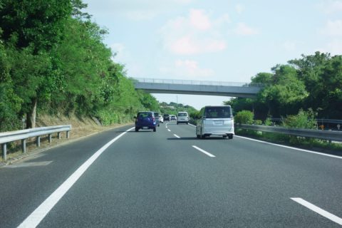 高速道路での「逆走事故」はなぜ起こるの？ もし出くわした場合、どのように対応するべき？