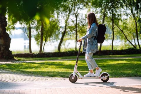 ヘルメットを装着せずに「LUUP」を運転しているという娘。 車道を走っていますし、事故にあった時が心配です…。