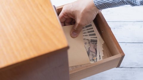 20年間貯めてきたタンス預金が「300万円」に！銀行に預けると税金はかかりますか？