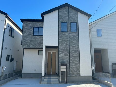 近所に「4000万円台」の「新築分譲住宅」が建ちました。住んでいるのは「30代前後の若い夫婦」ばかりのようですが、どれくらいの収入があるのでしょうか…？