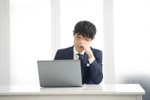 41歳独身。低年収で「奨学金」の返済もあり、貯金は8万円です。老後も働く予定ですが、収入が少ない場合、年金を受け取っていても「生活保護」を受けられるのでしょうか…？