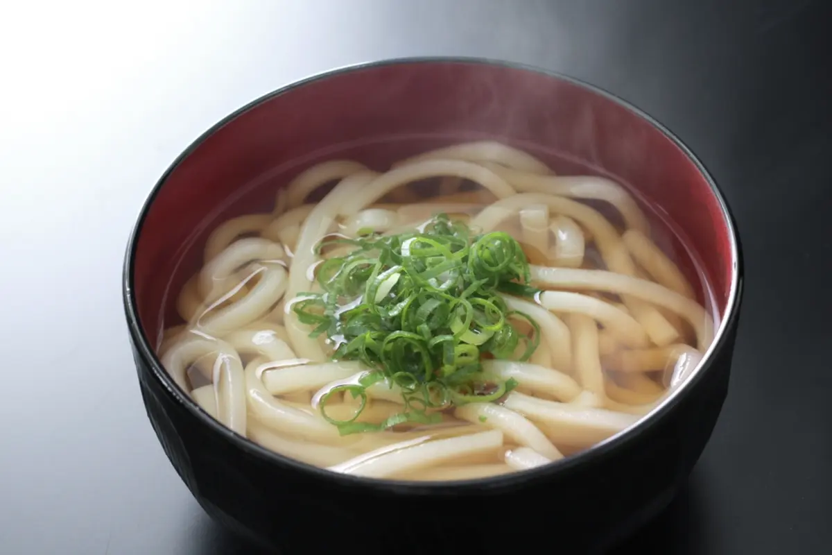 朝食はお米やパンを食べていますが、食費が高く感じます。うどんならおかずがいらないので安くすむと思うのですが、実際に安くなるのでしょうか？