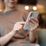 ショッピングモールで「月1円でiPhoneが持てる」と勧誘されました。新品で「10万円」以上するはずですが、どうしてそんなに安く手に入るのでしょうか？ 裏がありそうで怖いです…