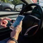 運転中に「LINE」の返信をしたら、反則金「1万8000円」をとられた！ 赤信号で停車していたときなので危なくないはずですが、払わないとダメでしょうか？