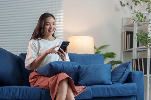 携帯が毎月3GBまでのプランなので、いつも出先では「フリーWi-Fi」を使用していますが、友人から「リスク」があると聞きました。「パスワード」を入力するタイプなら問題ないですよね？