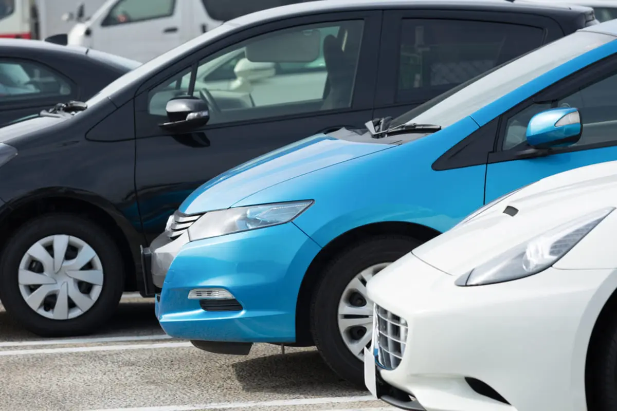 自宅の近くで「はみ出し駐車」を頻繁に見かけます。「違反」に該当すると思うのですが、どのような「罰則」が科されるのでしょうか？