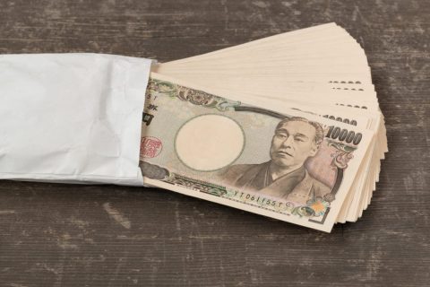 子どものためにタンス預金で「300万円」貯めました。大学卒業時に全額渡しても、現金なら「贈与税」の対象にはならないですよね？