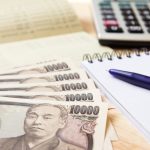 金利0.2％の定期預金口座に500万円を預けて満期になりました。通帳に記載された利息額は1万円よりも少なかったのですが、なぜ利息が減ったのでしょうか？