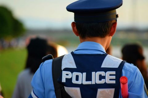 息子は高校を卒業したら「警察官」になると言っています。大学まで出たほうが年収も高くなる気がするのですが、実際どうなのでしょうか？