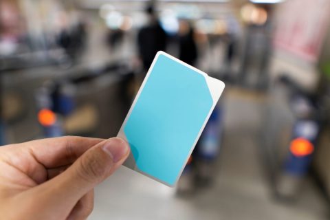 「記名式」の「Suica・PASMO」が「販売再開」したそうですが「スマホタイプ」とどのような「違い」があるのでしょうか？