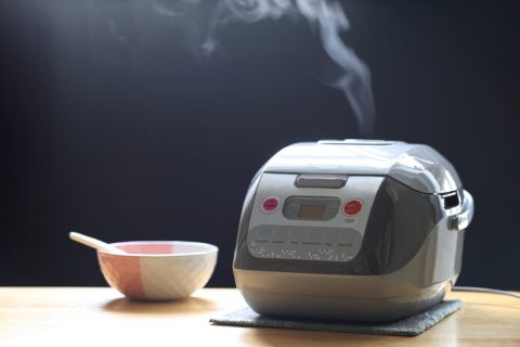 炊飯器を新調したら、妻が「40時間保温できて便利」と言っていてビックリ！ 長時間保温して「味」は大丈夫なのでしょうか？ 電気代も気になります…