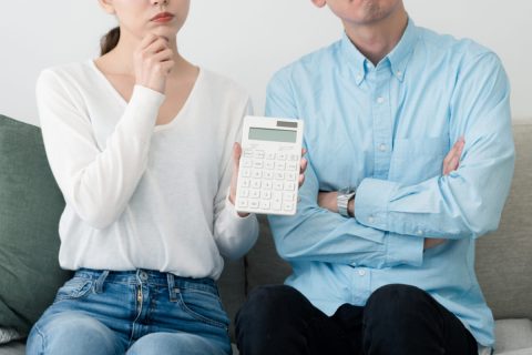 離れて暮らす母の「年金」を管理することになった50代夫婦ですが、家計が赤字で困っています…子世代はどのようにサポートしたらよいでしょうか？