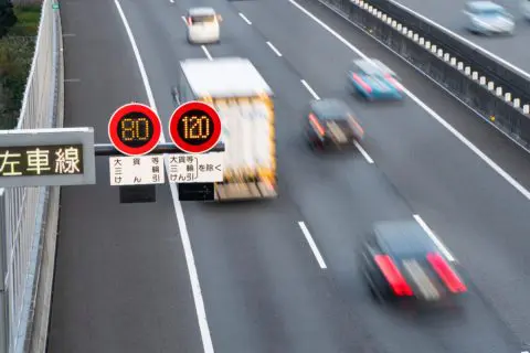 事故が怖いので、高速でも「時速50km」で運転しています。夫から「遅すぎると捕まるよ」と言われたのですが、本当なのでしょうか…？