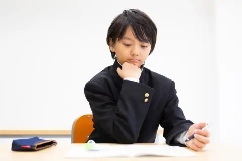 地元の「公立中学校」に進学する息子の制服代が「10万円」とのこと…地方住みですが、こんなに高いのは普通なのでしょうか？