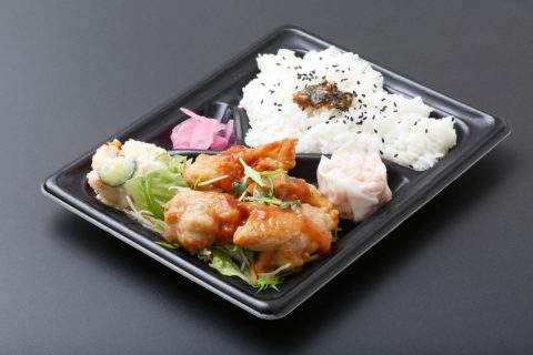 一人暮らしの同僚は毎食「コンビニ弁当」です。「光熱費もかからないから、作るより安上がり」と言っていますが、そんなことないですよね？