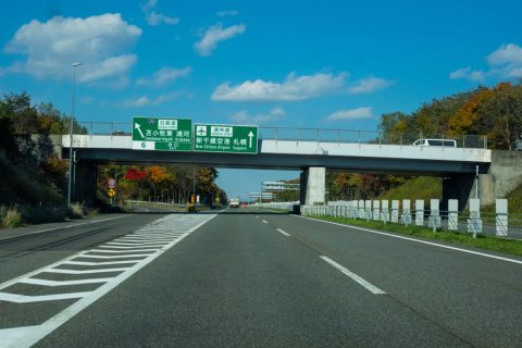 高速道路で「右車線」を走っていたら、6000円の「反則金」を取られた！ 速度は守っていたし、合流が怖いから右車線を走っていただけなのになぜ？ 理由を解説