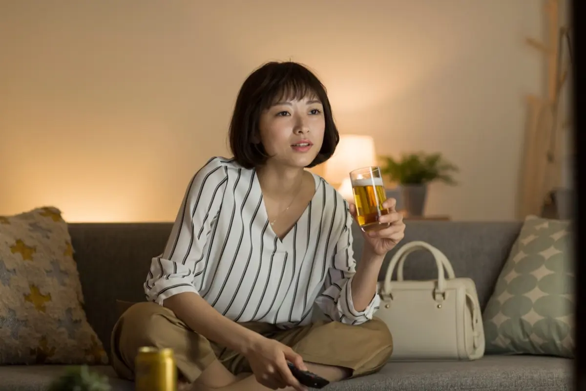 晩酌で「アルコール度数4％」のチューハイを2本飲んでるけど、「8％」のお酒を1本にしたほうが“経済的・健康的”にも良いの？ 注意点もあわせて解説