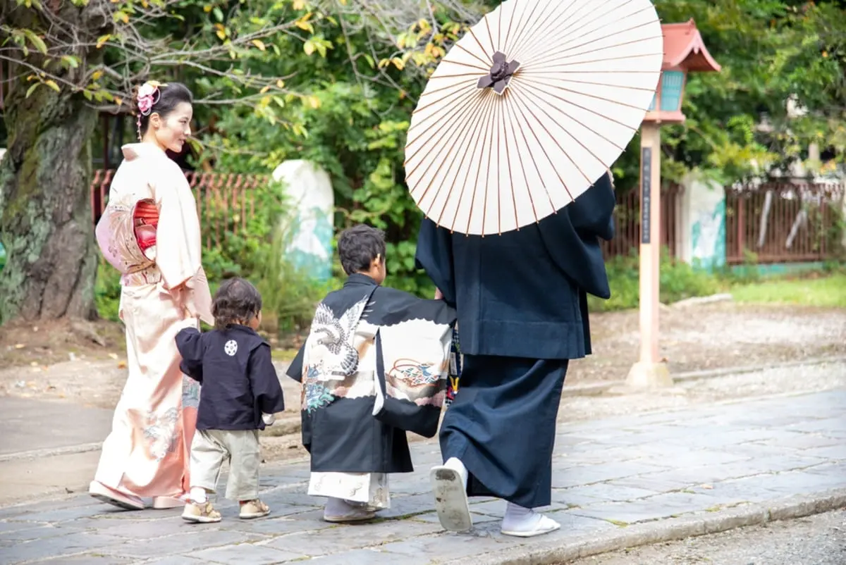 娘の七五三の費用が5万円を超えているので、夫は「高すぎだ」と言っていました。和装、洋装、メイクにヘアセットも込みなので安いほうですよね？