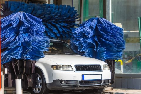 汚れは落ちるけど、車体に傷がつかないか心配…。「コイン洗車」場の高圧洗浄機を使用するポイントとは