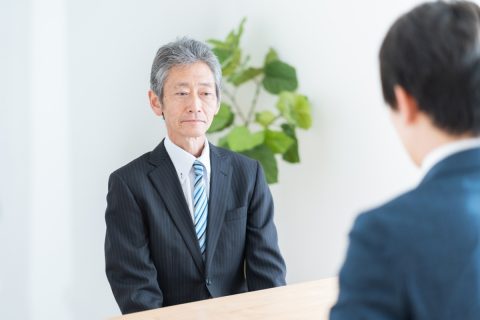 来年定年退職ですが貯金は「500万円」で年金は夫婦で「15万円」ほどしかもらえません…再雇用で働こうと思っていますが月にいくら稼げば生活していけますか？