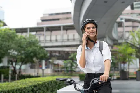 自転車通勤中に「スマホ」を見ていたら、警察に呼び止められた！「ながらスマホは最大10万円の罰金」と注意されたけど、いつの間にそんなに厳しくなったのでしょうか？