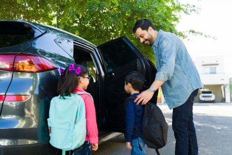 子どもの送迎に「軽自動車」の購入を考えていますが、友人から「普通車のほうが安心」と言われ悩んでます。金銭的な負担はどれくらい変わるのでしょうか？