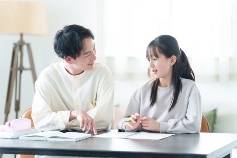 息子が「家庭教師アルバイト」をするそうです。「高時給」と言っていましたが本当でしょうか？また、なにか特別な資格は必要なのでしょうか…？