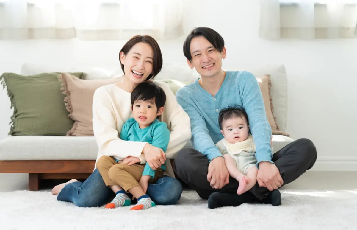 10月から「児童手当」が変わったそうですが、子ども2人で「所得制限」もないわが家は何も変わりませんよね？ 手続きは必要でしょうか？