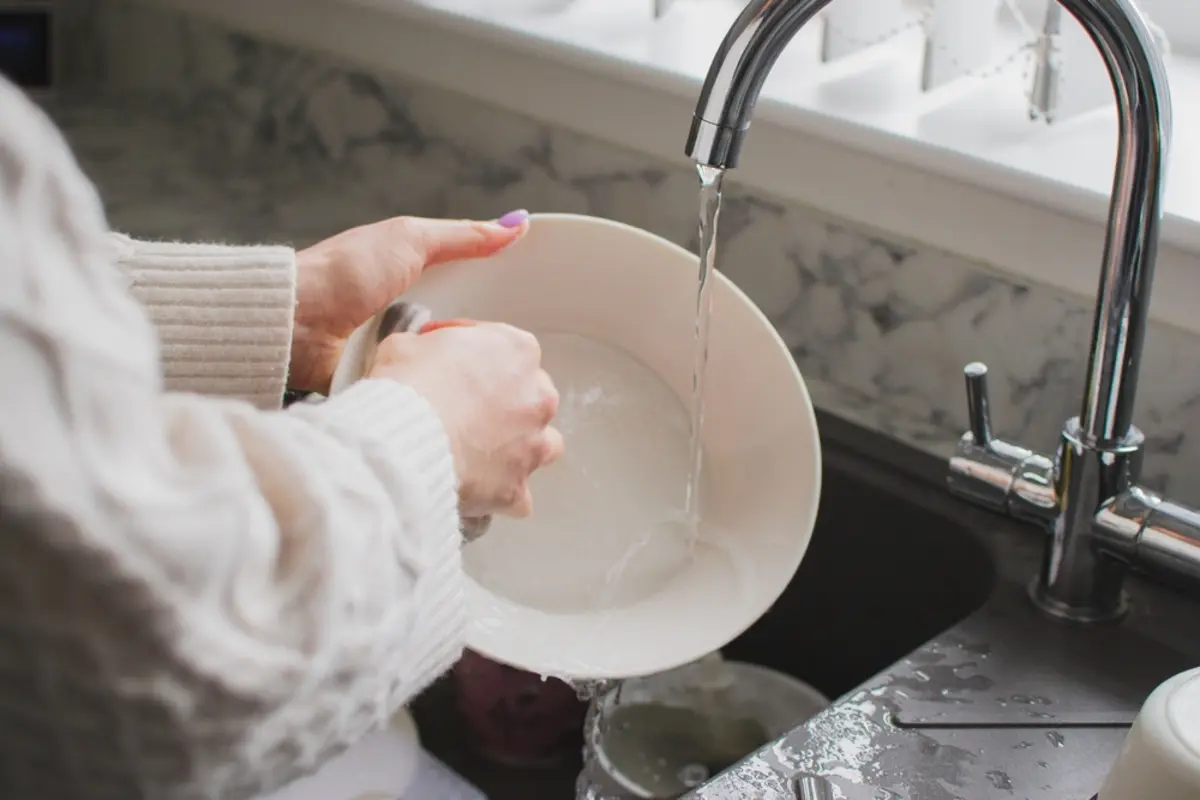 食器の油汚れを「お湯」で洗っています。母に「ガス代がもったいない」と言われるのですが、本当に水でも落ちるのでしょうか？