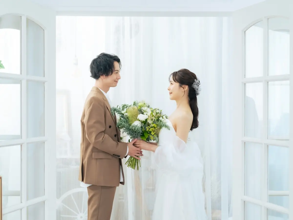 婚約者と3年以内に結婚式を挙げたいと話していますが、夫婦合わせて月3万円程度しか貯められません。世の夫婦はどのようにして結婚式資金を貯めたのでしょうか？