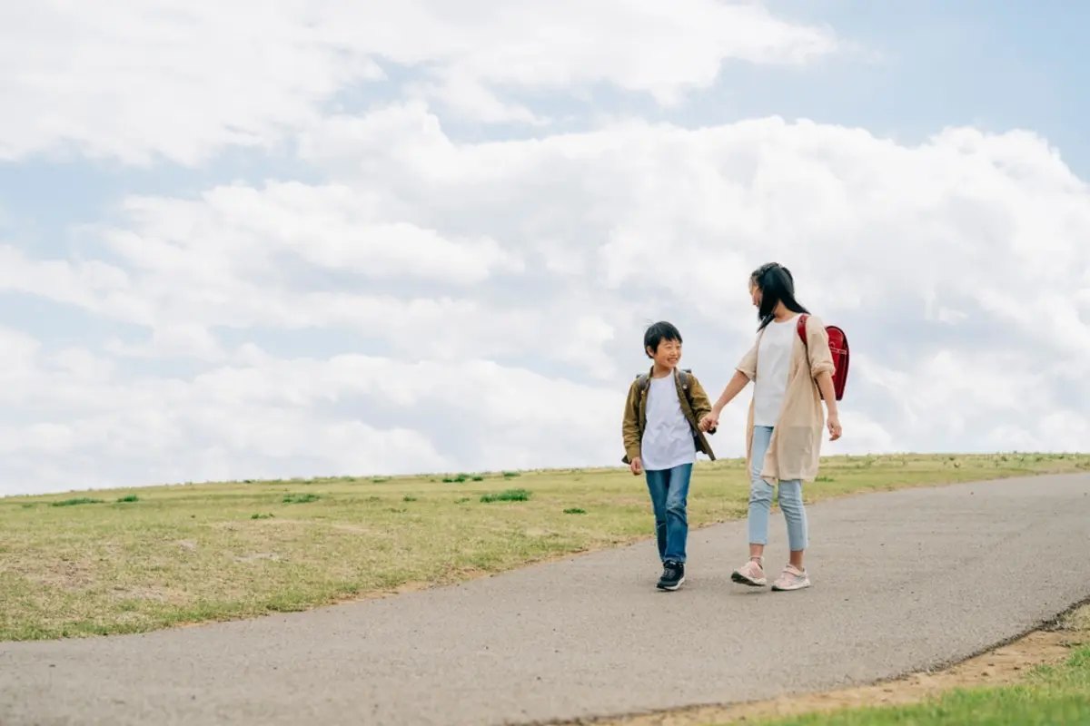 夫・年収700万円、妻・年収130万円。小学生の子どもが2人いて夫の扶養なのですが、夫婦が1人ずつ扶養するとメリットはありますか？