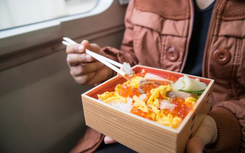 電車の中で「駅弁」を食べていたら、隣の席の人から「匂いがきついのでやめてほしい」と言われました。「電車内での飲食」は避けたほうがよいでしょうか…？