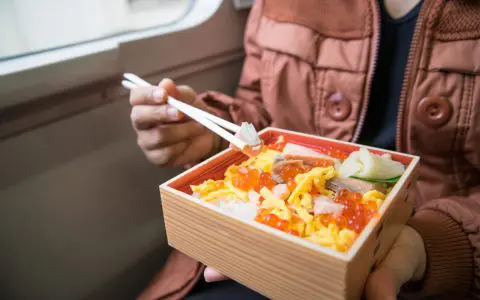 電車の中で「駅弁」を食べていたら、隣の席の人から「匂いがきついのでやめてほしい」と言われました。「電車内での飲食」は避けたほうがよいでしょうか…？