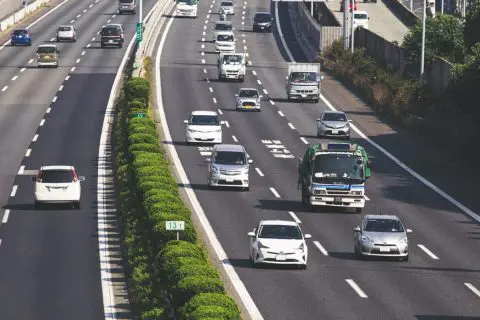 「追い越し車線」を走り続ける車両を発見！「高速道路」でよくある「危険な誤解」とは？