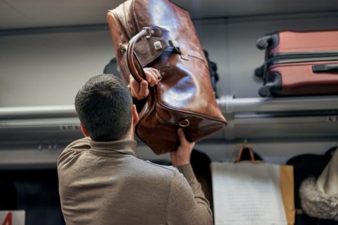 後から乗ったお客に押され、あっという間に満員電車に。「荷棚に置いた荷物」を取るのに苦戦していたら、目的の駅を通過してしまいました。1駅分戻る場合、その料金は上乗せされるのでしょうか？