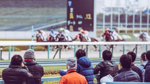 今年の有馬記念は中山競馬場で観戦します。ネットではなく現地で馬券を購入すれば、高額配当しても税務署にばれませんか？