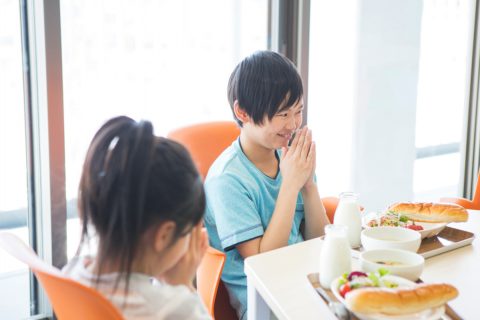 小学2年生の息子のクラスがインフルエンザで学級閉鎖しました。息子は感染していない状態での休みなのですが、学級閉鎖中の給食費は払わなくてもよいのでしょうか？