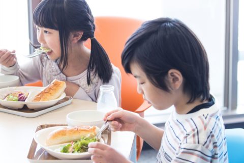 年末に1泊2日で子ども2人を義実家に預けるので、食費を渡そうか迷っています。 夫は「必要ない」と言うのですがどうしたらいいですかね？