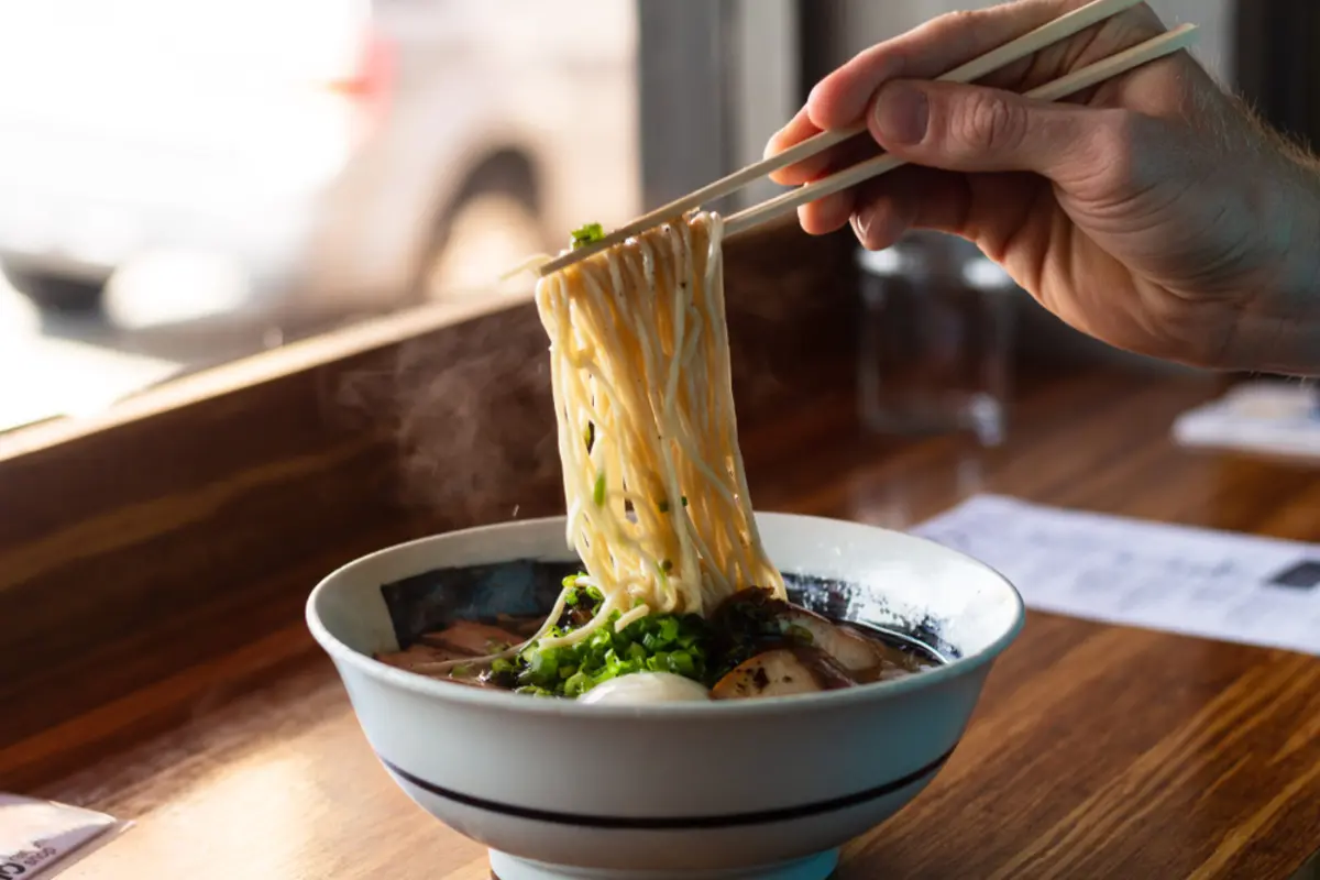 夫は1杯1200円するラーメンを週に2回は食べに行っています。週に2回は食べ過ぎな気がするのですがラーメン好きな人はそのくらい通うものなのですか？ 健康面も心配です…。