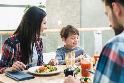 毎週、実家に帰ると「孫に喜んでほしい」と外食に連れて行ってくれる両親。毎回お会計が「1万円」超えなのですが、そんなに年金をもらえているのでしょうか？ うれしいですが心配です…